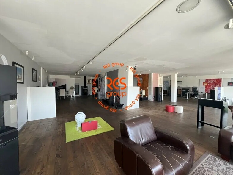 Retail in Le Haillan for lease - Interior Photo - Image 2 of 9