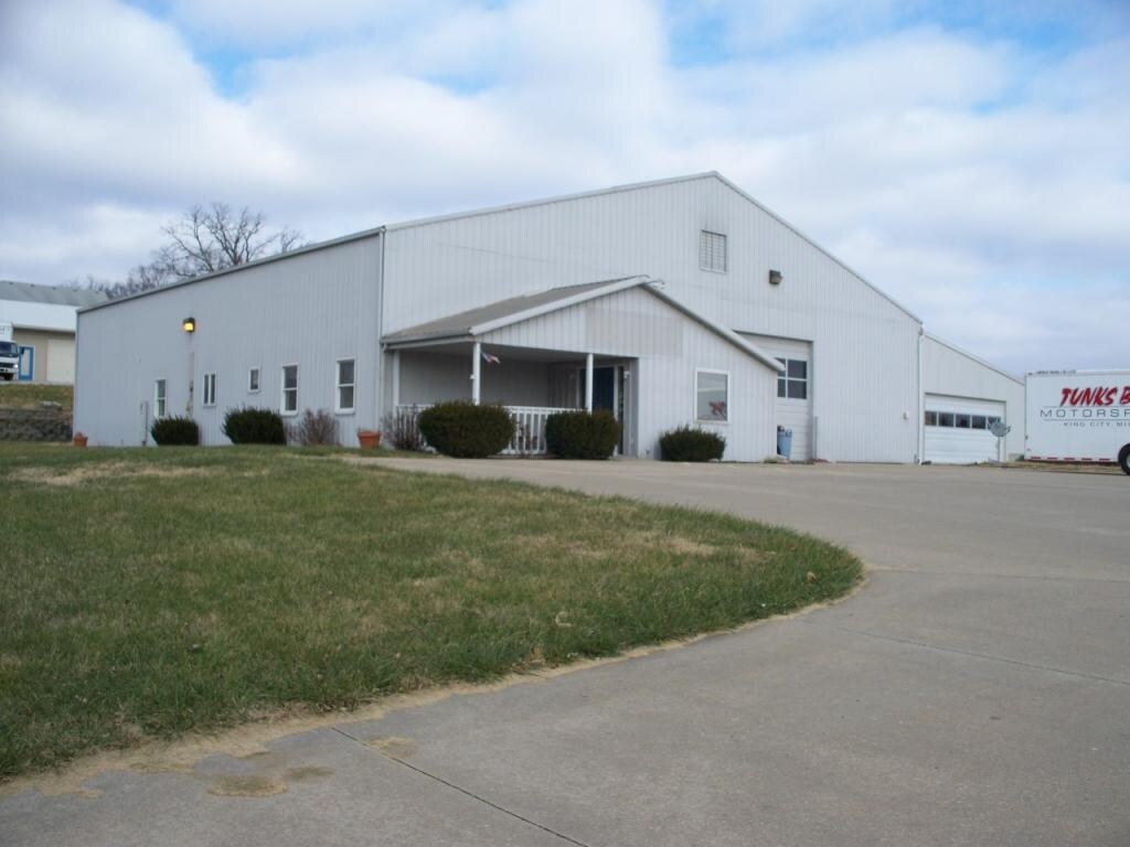 5901 NE Woodbine Rd, Saint Joseph, MO for sale Primary Photo- Image 1 of 1