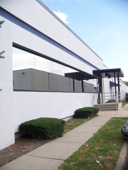 100 Hollister Rd, Teterboro, NJ for lease - Building Photo - Image 2 of 10