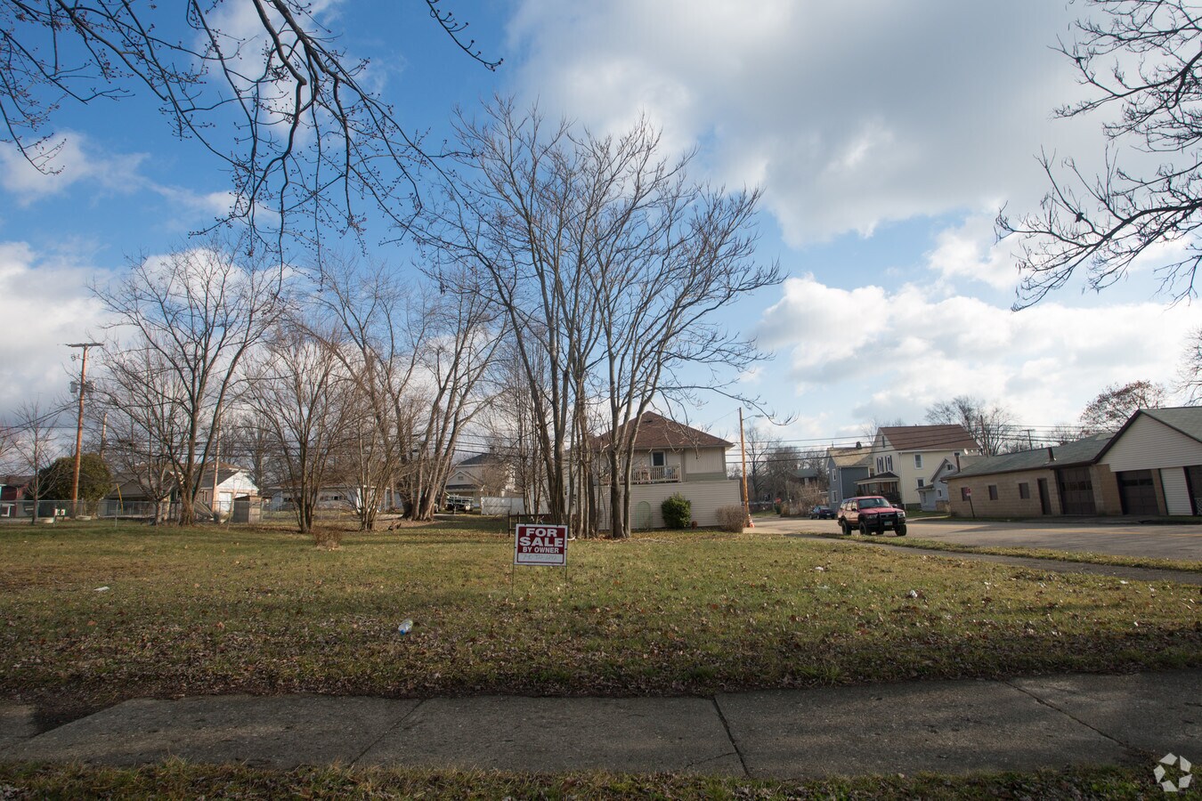 203 N Dawson St, Uhrichsville, OH 44683