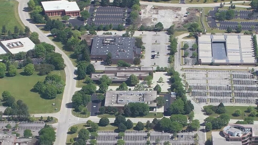 425 Barclay Blvd, Lincolnshire, IL for lease - Aerial Video - Image 2 of 15