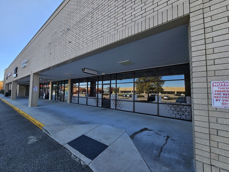 102-400 Westwood Shopping Ctr, Fayetteville, NC for lease - Building Photo - Image 2 of 6