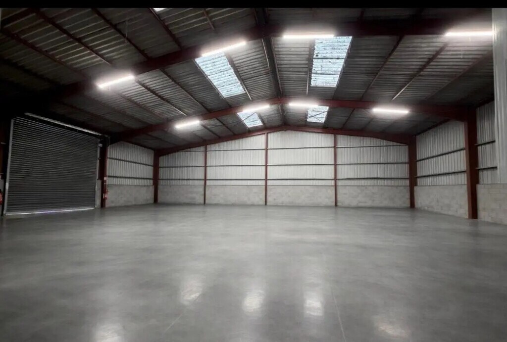 Vente Local d'activités 300 m² - Photo 1