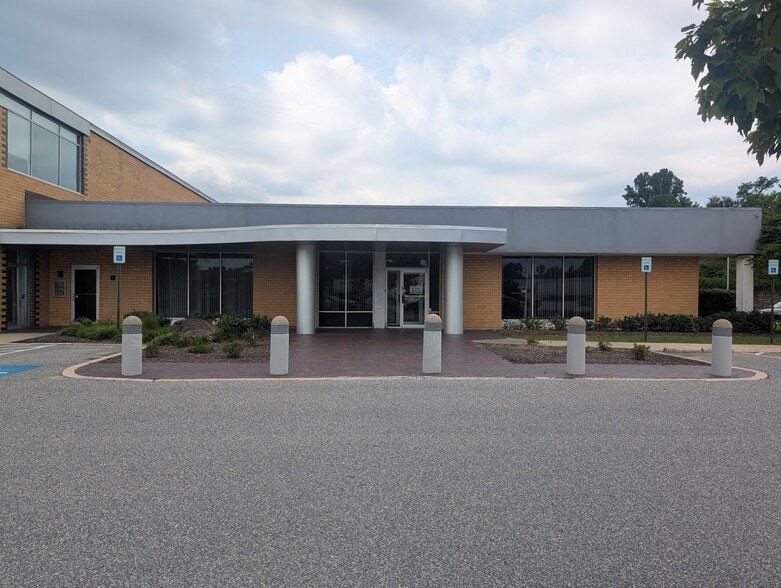300 Clubhouse Rd, Hunt Valley, MD for lease - Building Photo - Image 1 of 13
