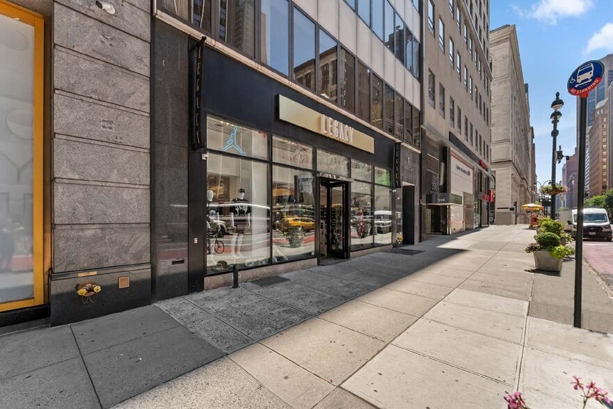 1 W 34th St, New York, NY for lease - Building Photo - Image 1 of 9