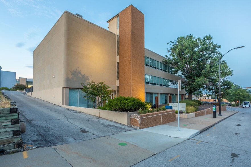 303 Watson Powell Jr Way, Des Moines, IA for lease - Building Photo - Image 3 of 3