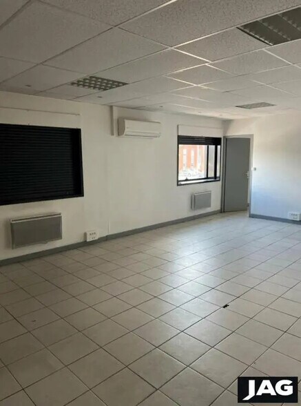 Office in Vaulx-en-Velin for lease - Interior Photo - Image 3 of 6