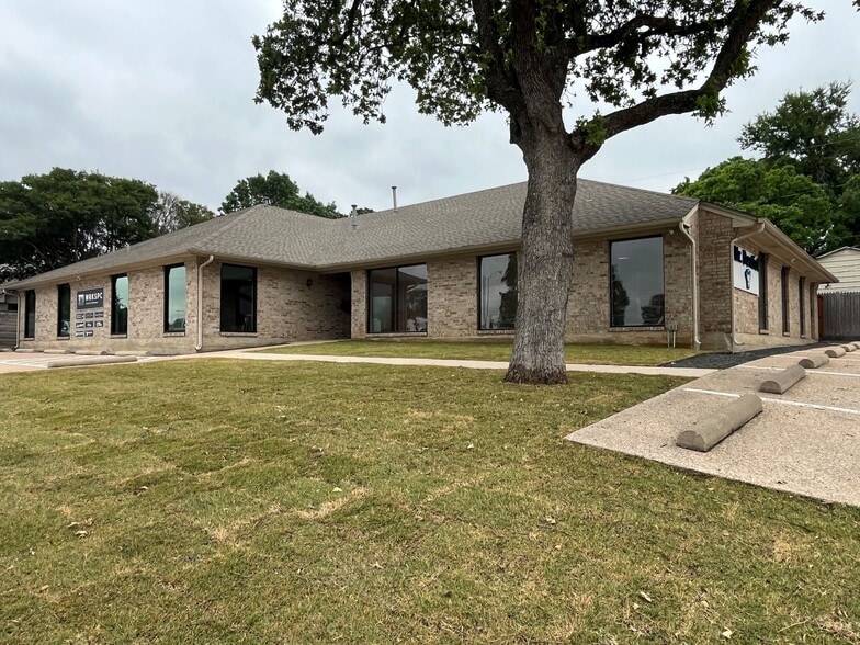 615 W Harwood Rd, Hurst, TX for sale - Building Photo - Image 1 of 27