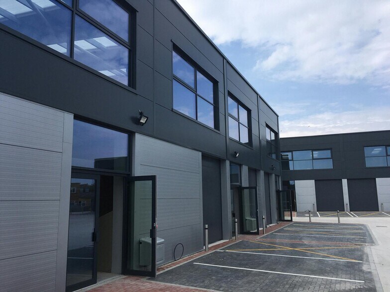 Ford Rd, Chertsey for lease - Building Photo - Image 3 of 6