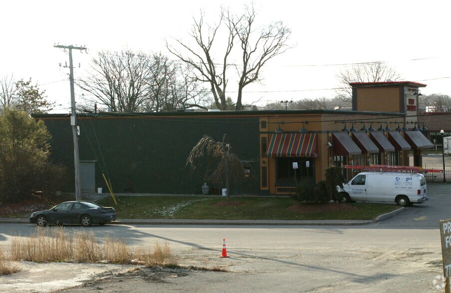 593 W Main Rd, Middletown, RI for lease - Building Photo - Image 2 of 3