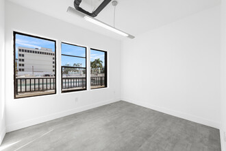 925 Arthur Godfrey Rd, Miami Beach, FL for lease Interior Photo- Image 2 of 8