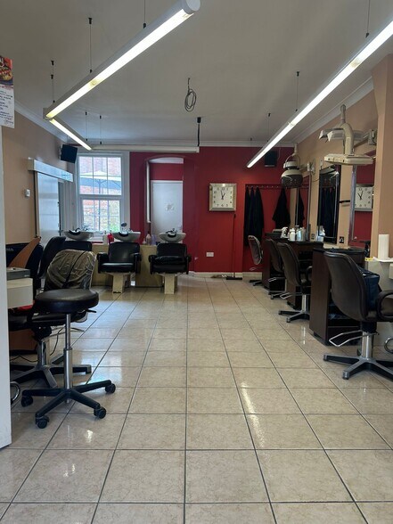 74 Tavistock St, Bedford for sale - Interior Photo - Image 2 of 6