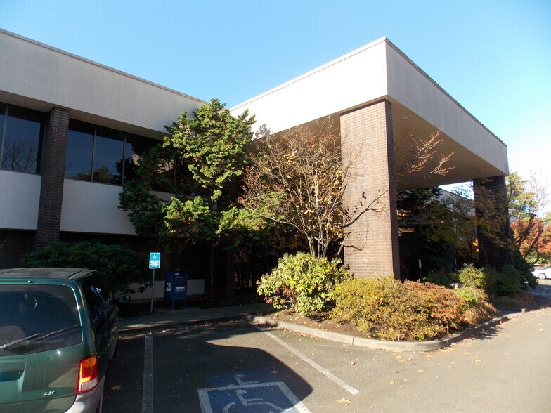 10700 SW Beaverton Hillsdale Hwy, Beaverton, OR for lease - Building Photo - Image 3 of 6
