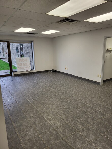 875 Foster Av, Windsor, ON for lease - Lobby - Image 2 of 13