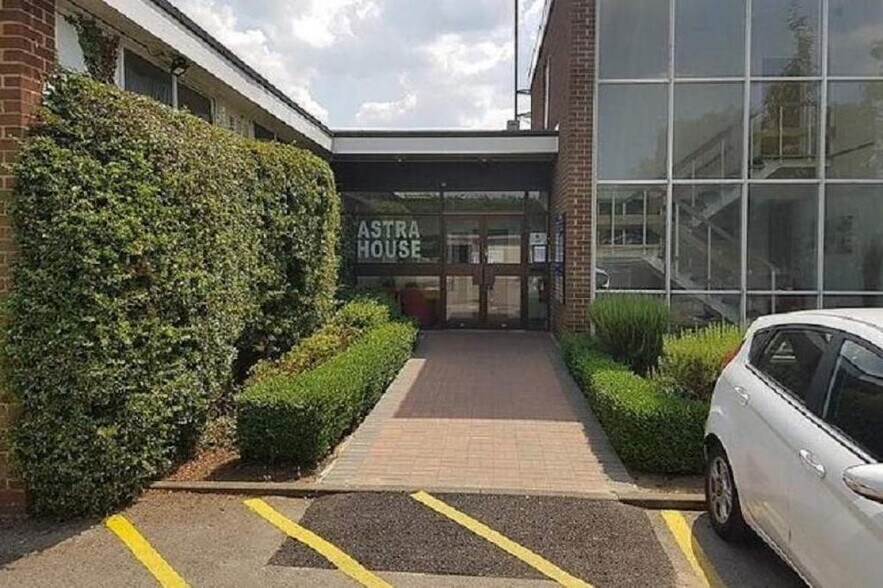 The Cmn, Cranleigh for lease - Building Photo - Image 1 of 6