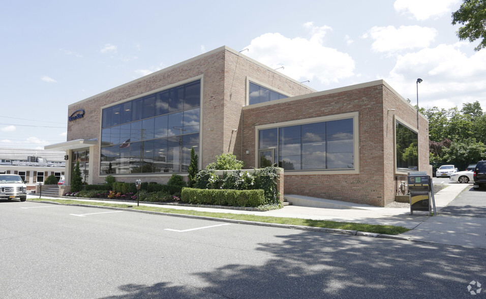 24 W Carver St, Huntington, NY for lease - Building Photo - Image 1 of 16