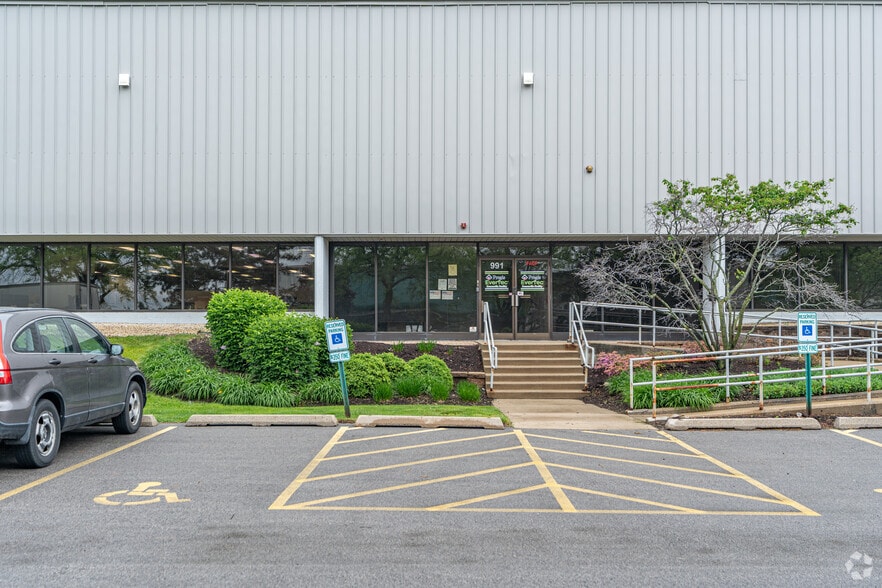 971-991 Supreme Dr, Bensenville, IL for lease - Building Photo - Image 2 of 3