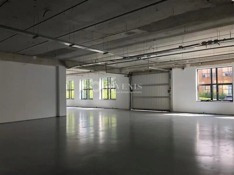 Flex in Montigny-le-Bretonneux for lease - Interior Photo - Image 2 of 7