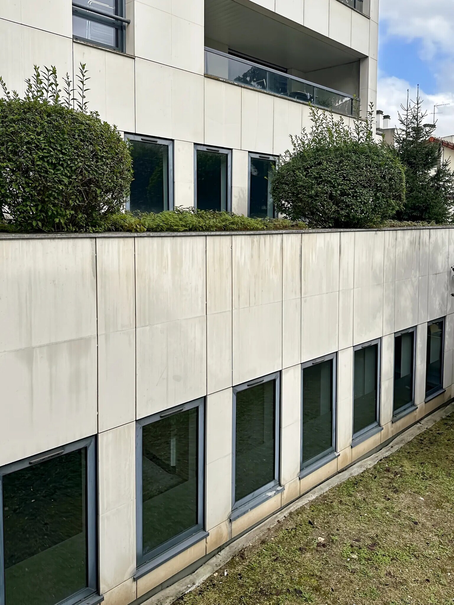 52 Rue Du Capitaine Guynemer, Courbevoie for sale Building Photo- Image 1 of 18