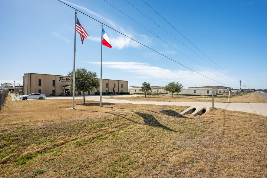 40 Corgey Rd, Pleasanton, TX for lease - Building Photo - Image 1 of 23