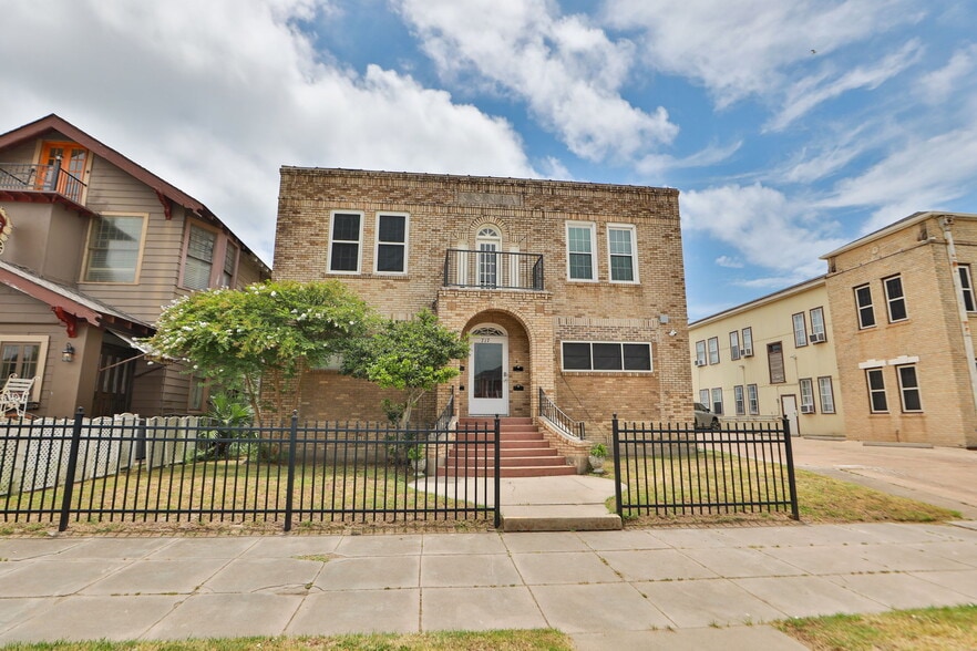 717 Broadway St, Galveston, TX for sale - Building Photo - Image 3 of 101