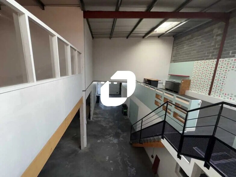 Flex in Lormont for lease - Interior Photo - Image 3 of 11