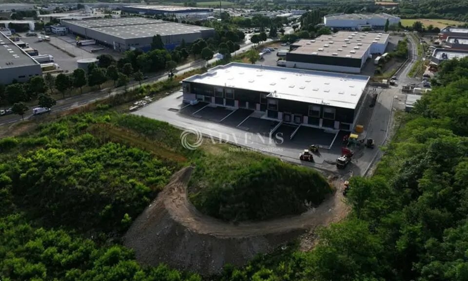 Flex in Saint-Laurent-de-Mure for lease - Building Photo - Image 2 of 3