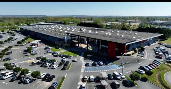 Retail in Saumur for lease Building Photo- Image 1 of 5