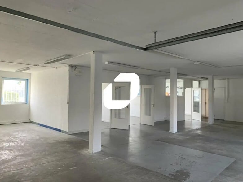 Office in Grenoble for lease - Interior Photo - Image 3 of 12