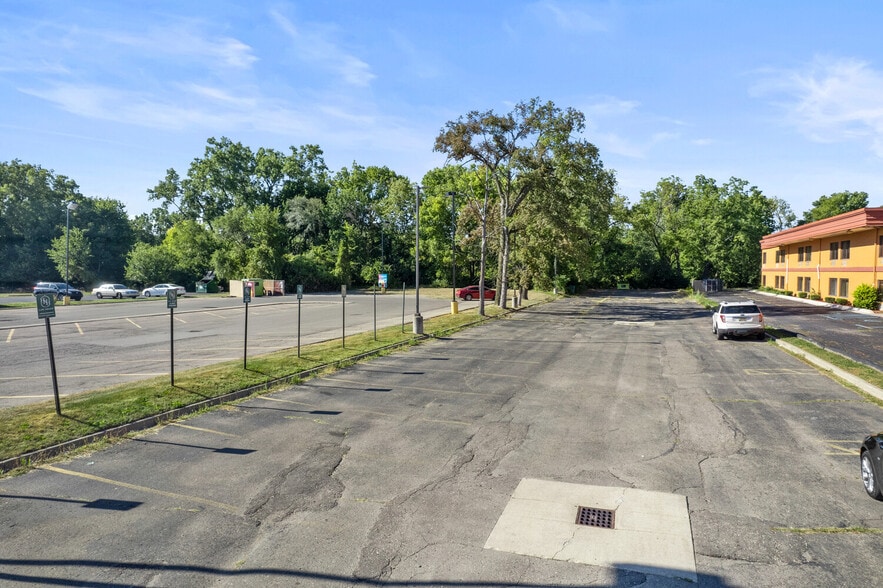 23756 Michigan Ave, Dearborn, MI for lease - Building Photo - Image 2 of 14