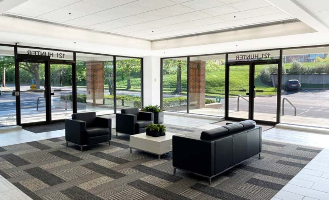 121 Hunter Ave, Ladue, MO for lease Interior Photo- Image 1 of 4