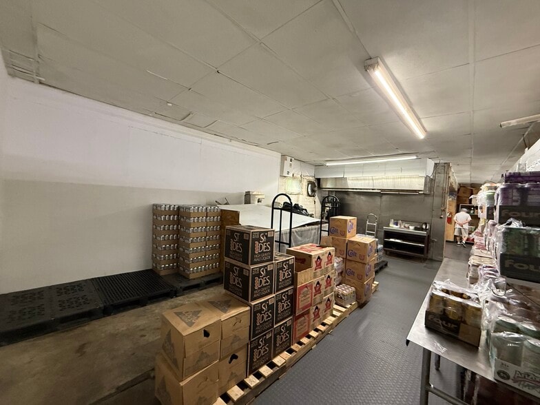 Liquor, Restaurant biz, 2 buildings portfolio of 2 properties for sale on LoopNet.com - Building Photo - Image 3 of 21