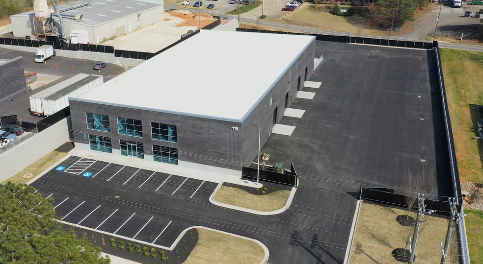 115 Hickory Springs Industrial, Holly Springs, GA for lease - Building Photo - Image 1 of 4