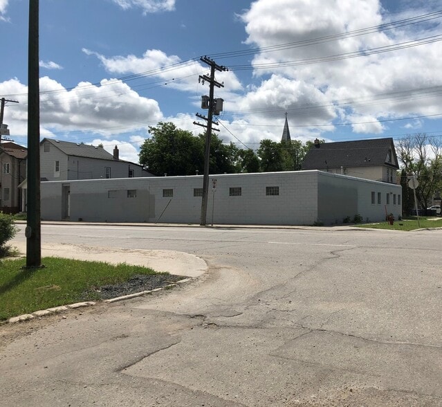 694 Logan Ave, Winnipeg, MB for sale - Primary Photo - Image 1 of 1