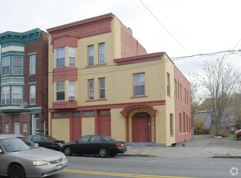 820 River St, Troy, NY for sale - Primary Photo - Image 1 of 1