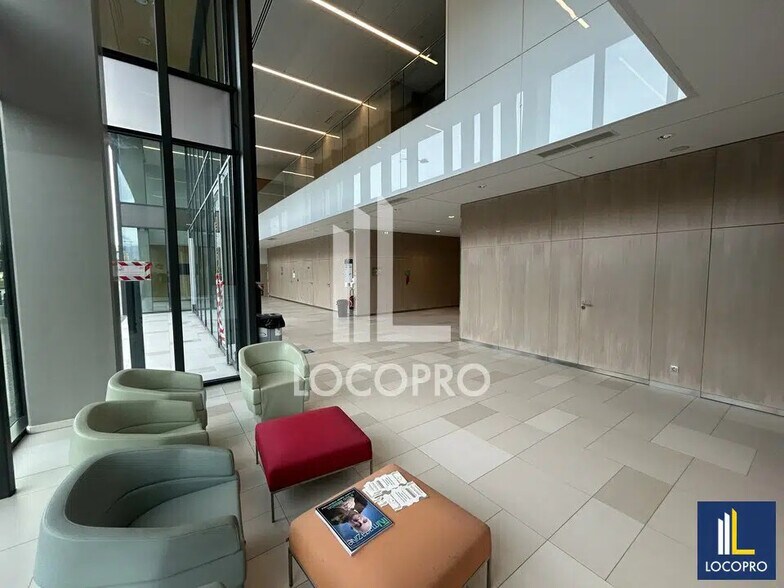 Office in Nice for lease - Lobby - Image 2 of 12