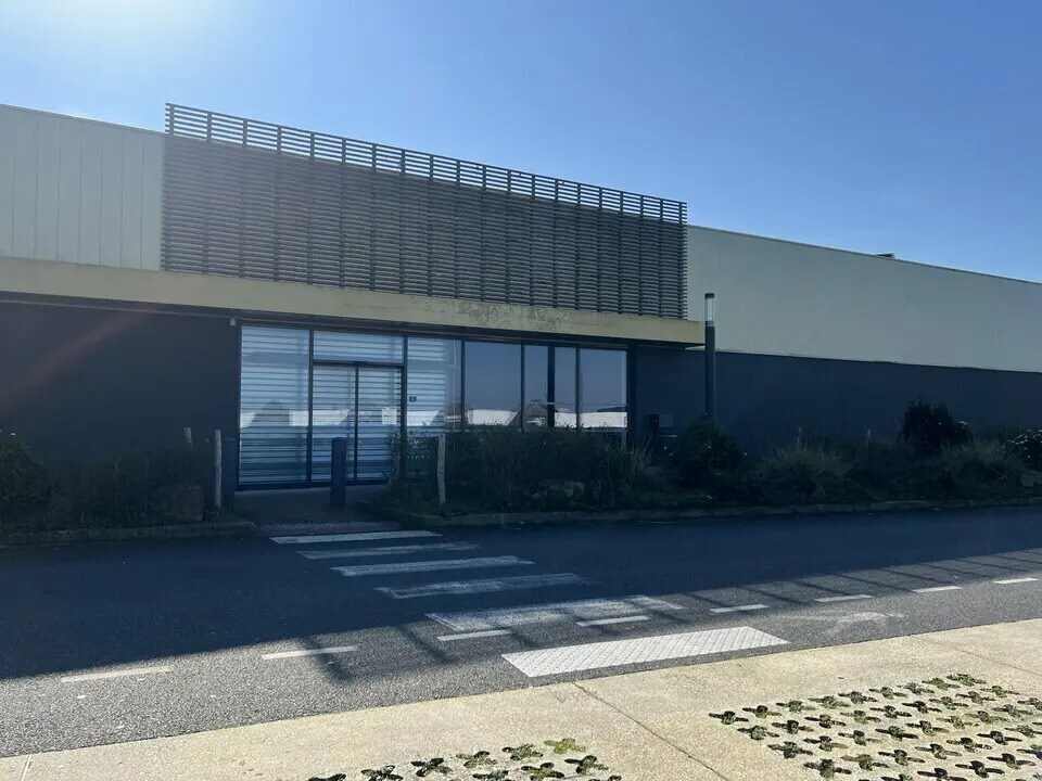 Location Commerce 1 200 m² - Photo 1