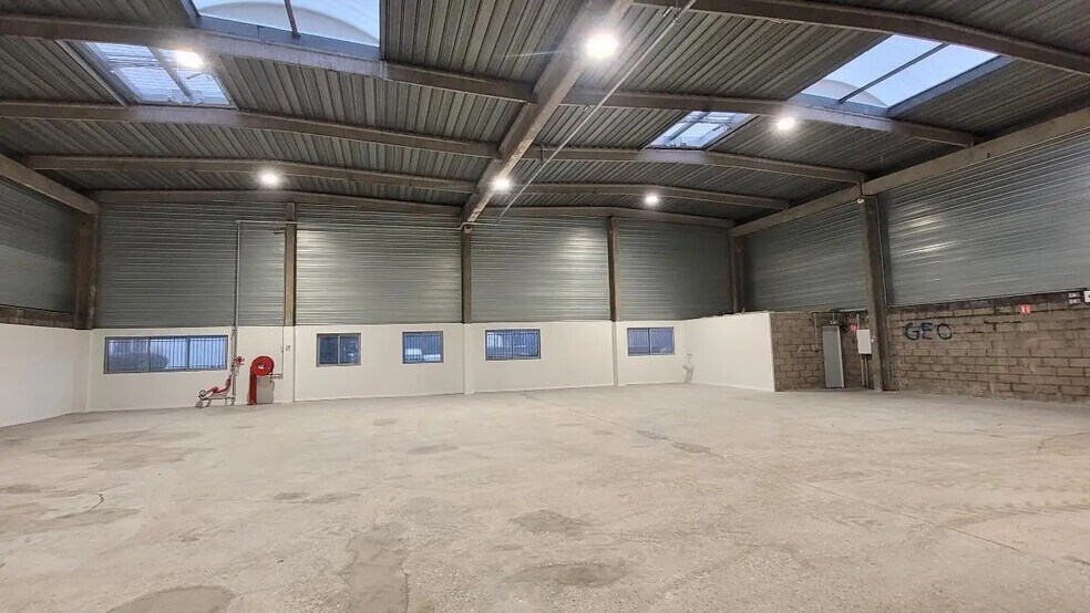 Flex in Le Petit-Quevilly for lease - Building Photo - Image 3 of 8