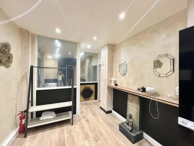 Retail in Paris for lease - Building Photo - Image 3 of 9