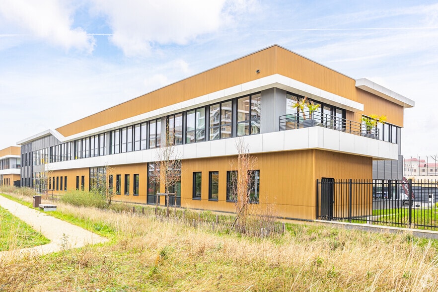 Flex in Nanterre for lease - Building Photo - Image 2 of 3