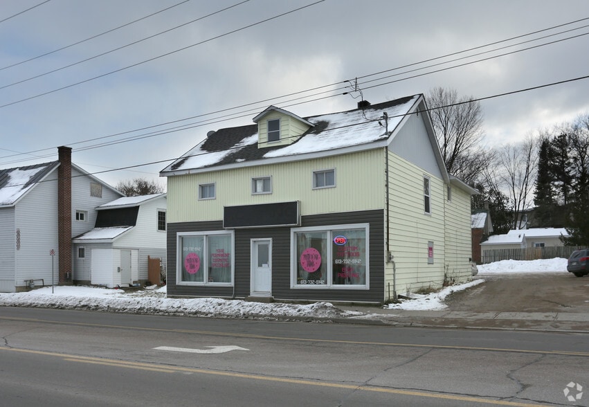 472 Pembroke St E, Pembroke, ON for sale - Primary Photo - Image 1 of 3