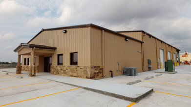 5560 Kingpin Dr, Corpus Christi, TX for lease Building Photo- Image 1 of 11