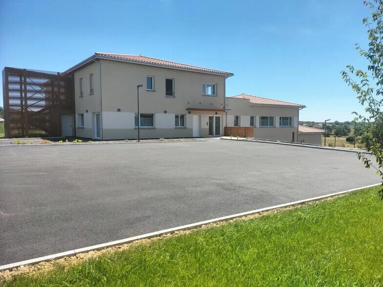 Office in Saint-Cyr-sur-Menthon for lease - Building Photo - Image 2 of 5