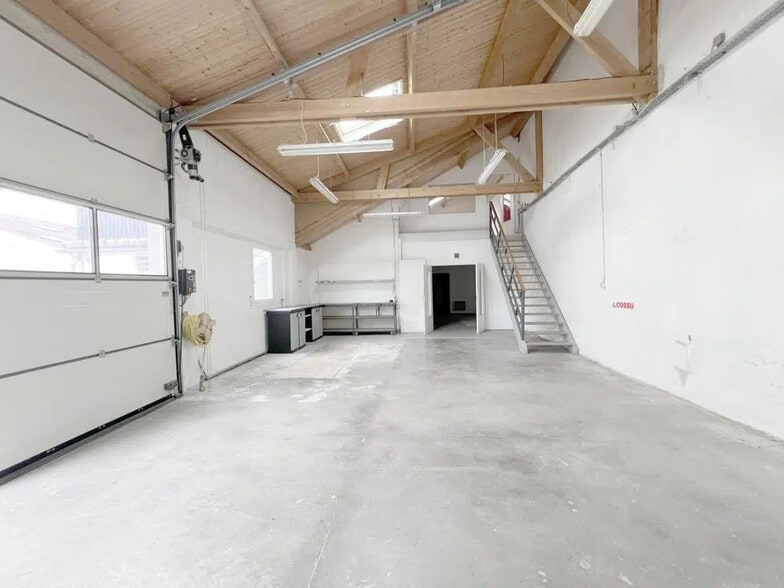 Industrial in Reims for lease - Interior Photo - Image 1 of 5