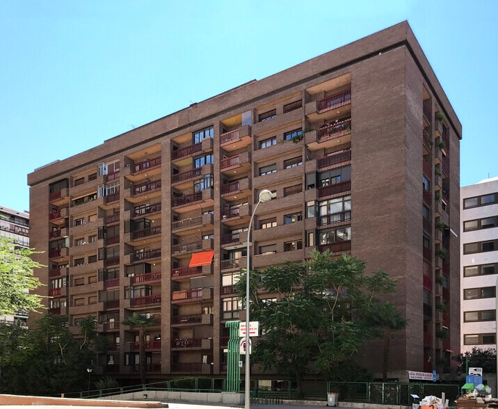 Calle de la Infanta Mercedes, 92, Madrid, Madrid for lease - Primary Photo - Image 1 of 20