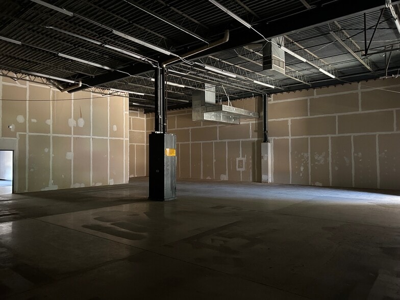 817 Greenview Dr, Grand Prairie, TX for lease - Building Photo - Image 3 of 26