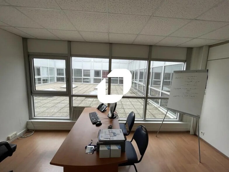 Office in Boissy-Saint-Léger for sale - Interior Photo - Image 2 of 9