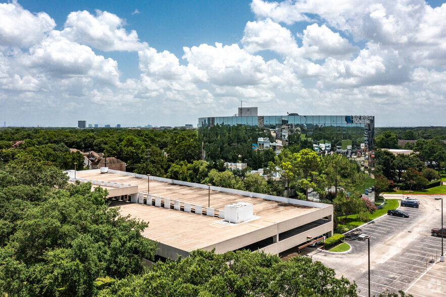 16010 Barkers Point Ln, Houston, TX for lease - Building Photo - Image 3 of 17