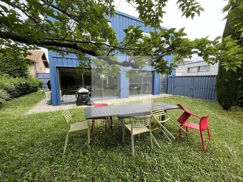 Office in Domarin for lease - Building Photo - Image 1 of 11