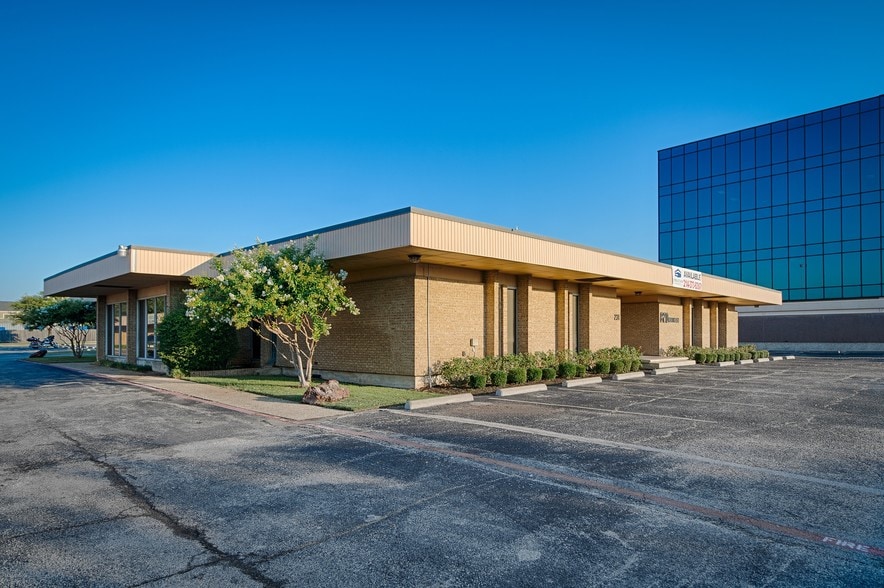 231 NE Loop 820, Hurst, TX for sale - Primary Photo - Image 1 of 1